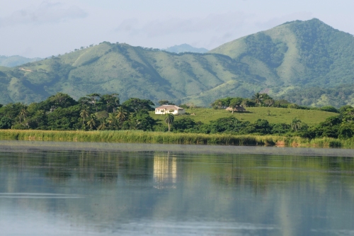 the freshwaterlake ¨Laguna Limon¨, surrounded by a line of soft hills and in the background the ¨Cordillera Oriental¨.